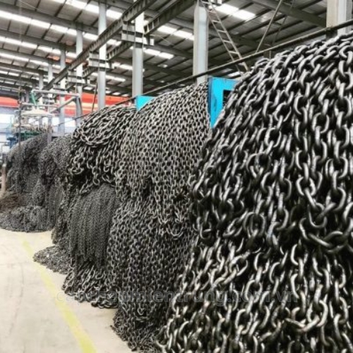 Dây xích đen cẩu hàng